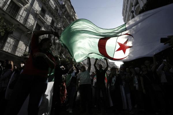 جزائريون يتظاهرون في مدريد ضد "استبداد" النظام العسكري