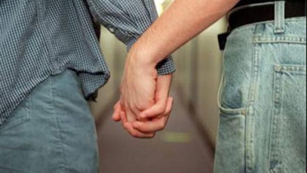 النيابة العامة بطنجة تدخل على خط شريط يُوثق علاقة مثلية بين شابين
