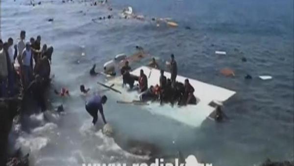 غرق سفينة تقل أكثر من 300 مهاجر سري في البحر الأبيض المتوسط