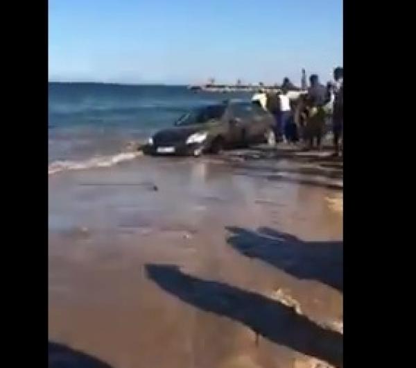 بالفيديو : الخمر تلعب بعقل سائق و تدفع به إلى الغرق في شاطئ بهرهورة و هذا هو مصيره