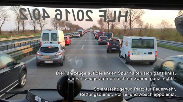 بالفيديو: السائقون الألمان محترفون باحترام سيارات الإسعاف