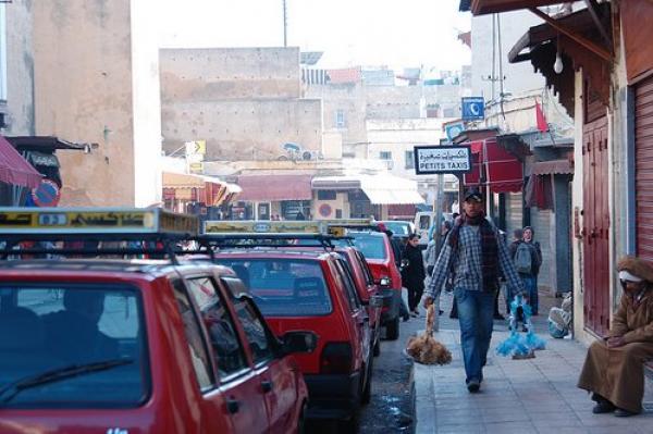 أزمة النقل تتواصـل في فاس واحتجاج سائقي سيـارات الأجرة  