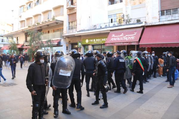 وقفات احتجاجية جديدة ضد جواز التلقيح بعدد من المدن المغربية بحضور أمني مكثف(صور)