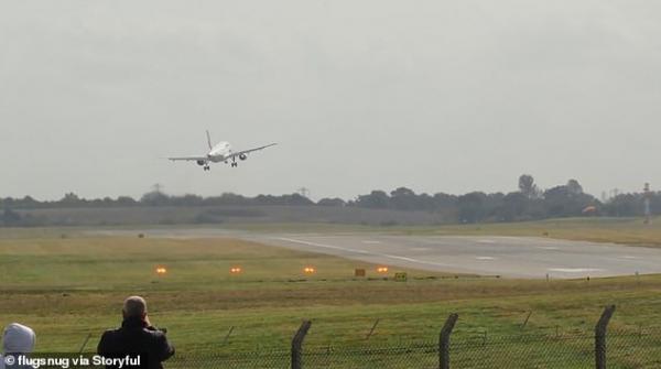 الرياح تتلاعب بطائرة وتمنعها من الهبوط بمطار بريطانى (فيديو )
