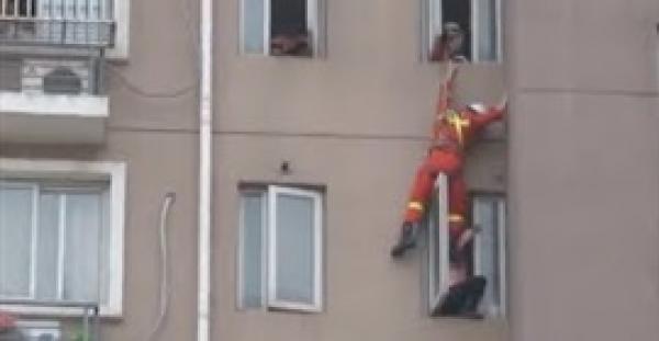 رجل إطفاء ينقذ حياة امرأة تحاول الانتحار (فيديو)