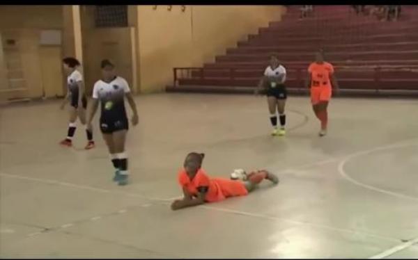 بالفيديو: لاعبة كرة قدم تركل رأس منافستها بعدما سخرت منها