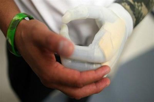 تصنيع أول يد آلية باستخدام طابعة ثلاثية الأبعاد