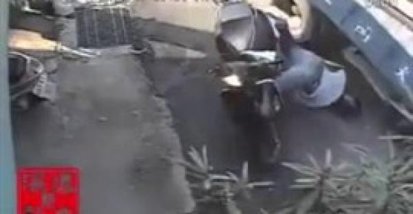 بالفيديو.. سائق دراجة ينجو من الموت تحت شاحنة