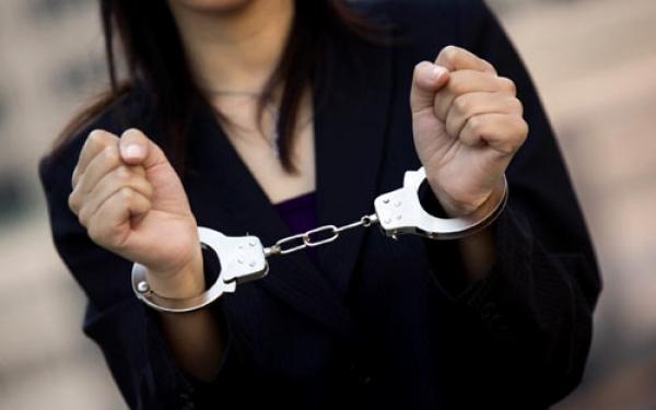 قلعة السراغنة : اعتقال امرأة طعنت زوجها أمام قاضي الأسرة