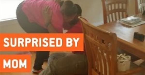بالفيديو.. رد فعل رجل رأى أمه بعد غياب 10 سنوات