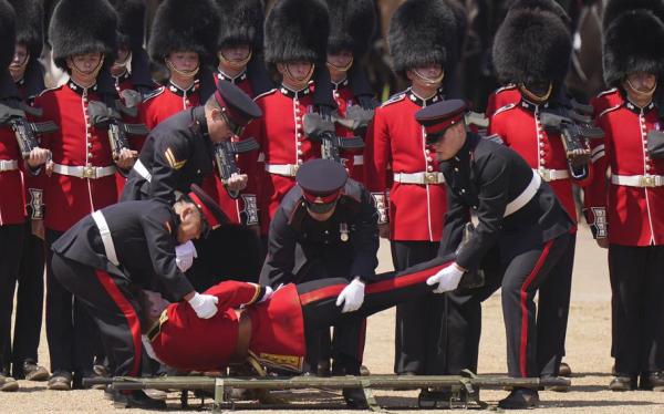 جنود بريطانيون يفقدون وعيهم خلال عرض عسكري بسبب الحر الشديد (فيديو)