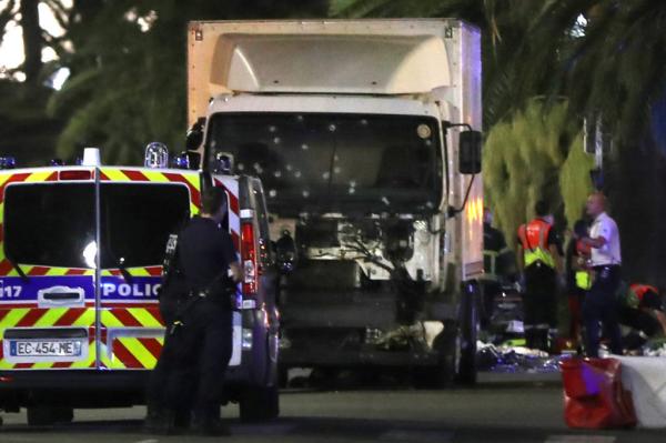 فرنسا: سيارة تصدم جنودا غرب باريس وتوقع عددا من الجرحى