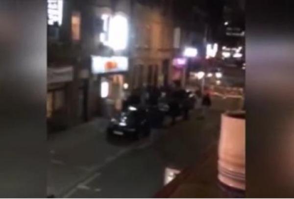 بالفيديو: لحظة تعرض رجل للضرب بيافطة مرورية