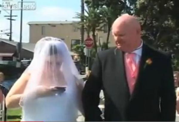 بالفيديو: عروس تنشغل بهاتفها لحظة عقد قرانها