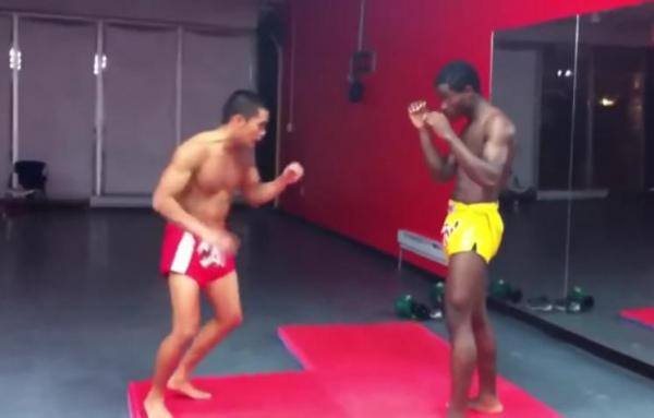 بالفيديو: مدرب "مواي تاي" يكسر قدم منافسة بضربة واحدة
