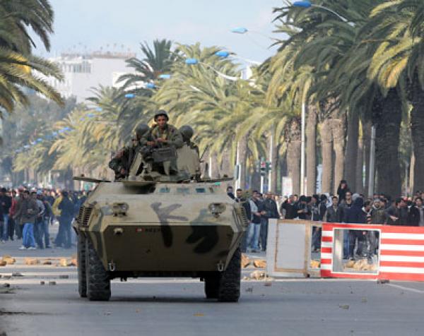 الجيش يغلق المجال الجوي وإعلان حالة الطوارئ في تونس  