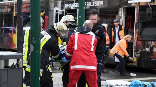 بعضهم في حالة خطرة.. عجوز تدهس أشخاصا عند محطة مترو بألمانيا