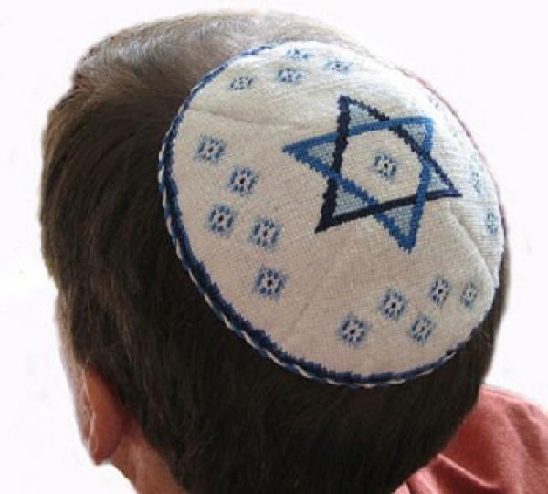 لماذا يلبس اليهود طاقية صغيرة ؟