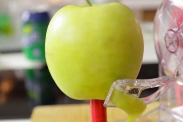 بالفيديو.. مشاهدات ساحقة لمقطع يبرز أداة ذكية لتقشير التفاح