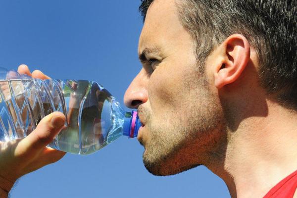 لهذا السبب عليك التوقف عن شرب الماء من زجاجة بلاستيكية  في الصيف