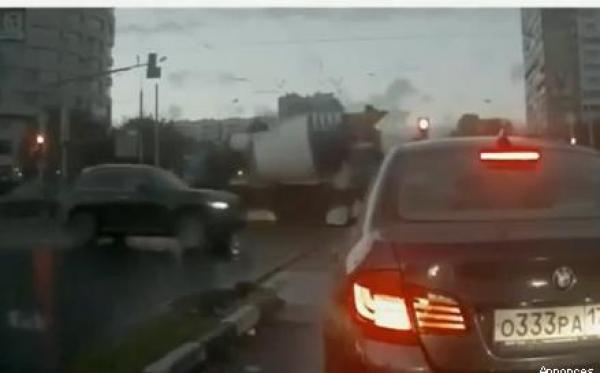 بالفيديو: سيارة شبح ترعب سائقي روسيا