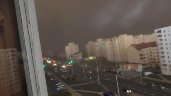 بالفيديو  .. سحب داكنة تغرق مدينة روسية في الظلام