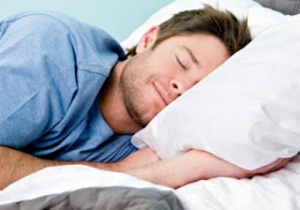 دراسة: مشاركة الأخبار السارة مع شريك الحياة تساعد على النوم بعمق