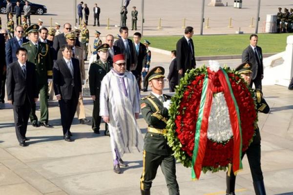 الملك محمد السادس يضع إكليلا من الزهور على النصب التذكاري لأبطال الشعب الصيني