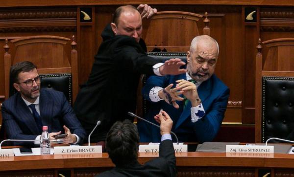 هجوم غريب على رئيس الحكومة داخل برلمان دولة أوروبية (فيديو)