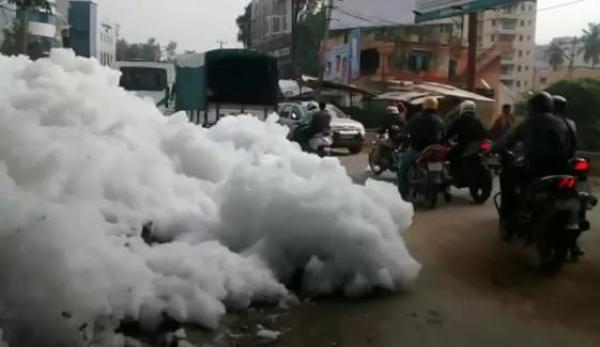 بالفيديو: رغوة سامّة تغطي مدينة بنغالور الهندية