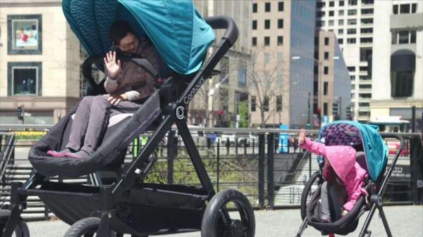 بالفيديو: أول عربة أطفال مخصصة للكبار في العالم