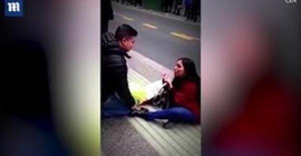 بالفيديو والصور.. شاهد ماذا حدث لفتاة طلبت يد حبيبها في الشارع