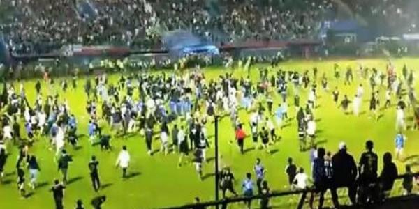 مجزرة في إندونيسيا .. مباراة "ديربي" تتسبب في وفاة 174 شخصا(فيديو)