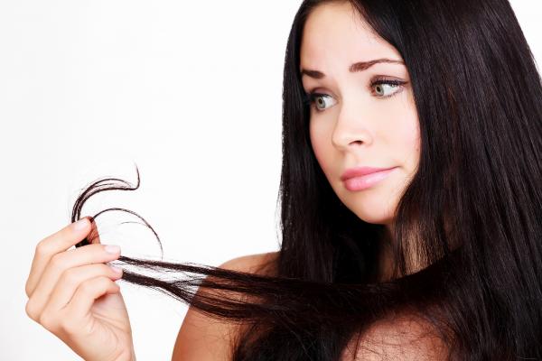 خلطات طبيعية تنهي مشكلة تقصف شعرك.