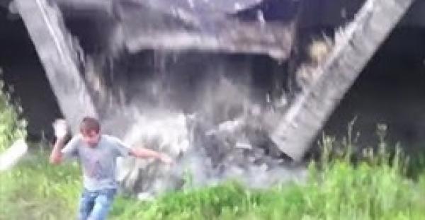 شاب ينجو من انهيار مبنى في اللحظة المناسبة (فيديو)
