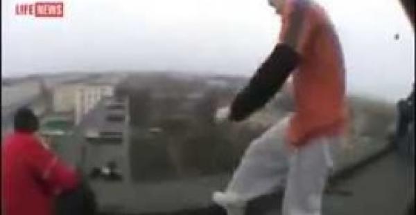 بالفيديو.. شاب يقفز من سطح بناية إلى أخرى من أجل الإثارة