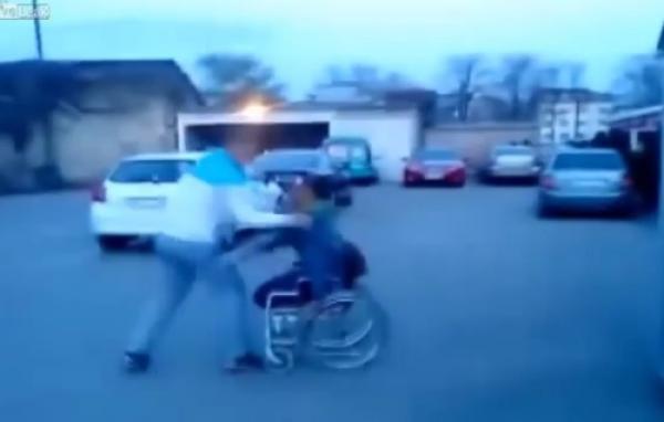 بالفيديو: مشلول يمشي على قدميه خلال تعرضه لهجوم