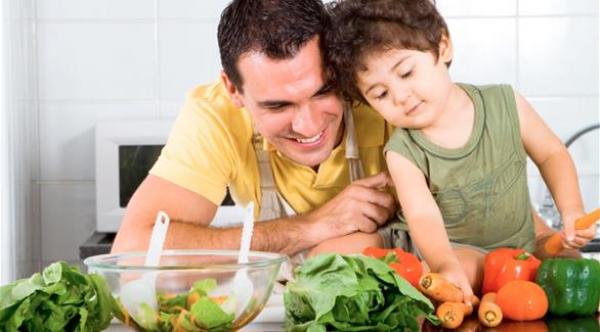 8 طرق لتدريب الطفل على تناول الخضروات