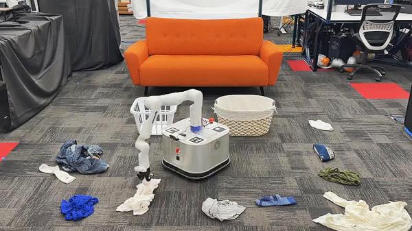 علماء يبتكرون روبوتا يلتقط الملابس المتناثرة في غرفتك