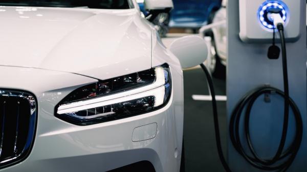 شركة محروقات عملاقة تؤكد انتهاء عهد "الغازوال والبنزين" وتكشف موعد اختفاء السيارات العادية