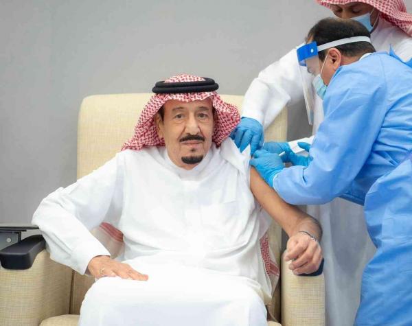 بعد ابنه محمد ..ملك السعودية سلمان يتلقى الجرعة الأولى من لقاح كورونا (فيديو)