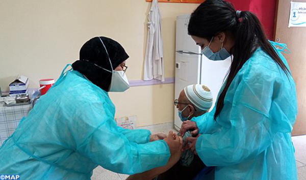 قرار لوزارة الصحة يغضب الأطباء والممرضين المشاركين في حملة التلقيح ضد كورونا