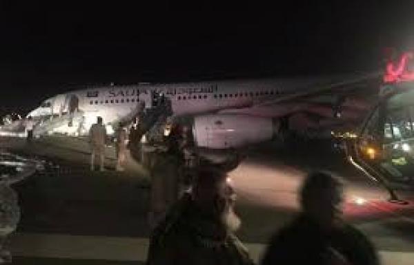 طائرة سعودية تنجو من فاجعة بعد نزولها على المدرج دون عجلات وعلى متنها 141 راكبا (فيديو مرعب)