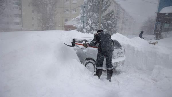 روسيون يبحثون عن سياراتهم المدفونة تحت الثلج(فيديو)