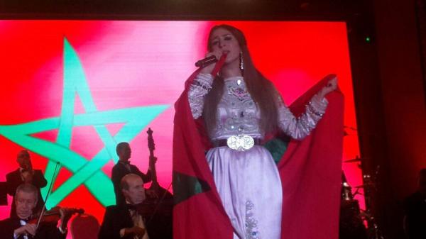 الفنانة جنات تتألق بإطلالة مغربية أنيقة خلال مشاركتها بمهرجان " أصوات نسائية " بتطوان (صور)
