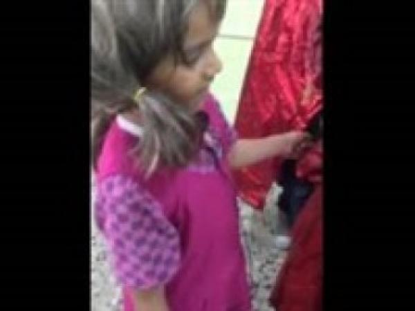 بالفيديو.. معلم سعودي يجبر الطلاب الذكور على ارتداء ملابس فتيات