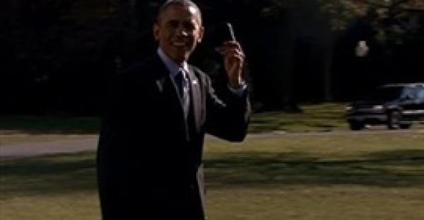 بالفيديو.. أوباما يتعرض لموقف محرج بسبب هاتفه الـ«بلاك بيري» قبل خطاب «لاس فيجاس»