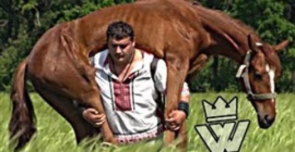 أقوى رجل في العالم يحمل حصانا على ظهره (فيديو)