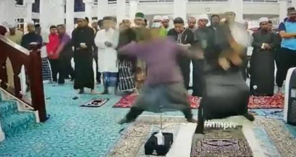 بالفيديو.. شخص يعتدي على إمام مسجد خلال الصلاة في ماليزيا