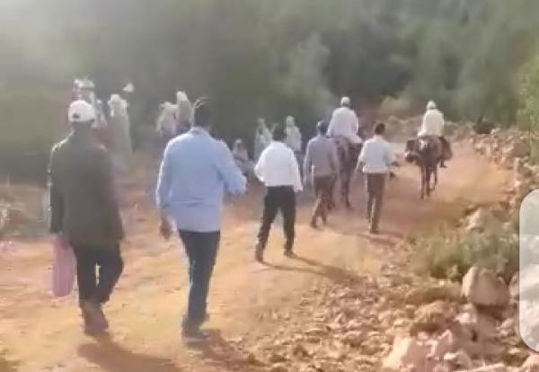 بالفيديو: العطش يُخرج ساكنة دواوير بأعالي الجبال في مسيرة احتجاجية مشيا عن الأقدام والدواب نحو عمالة أزيلال